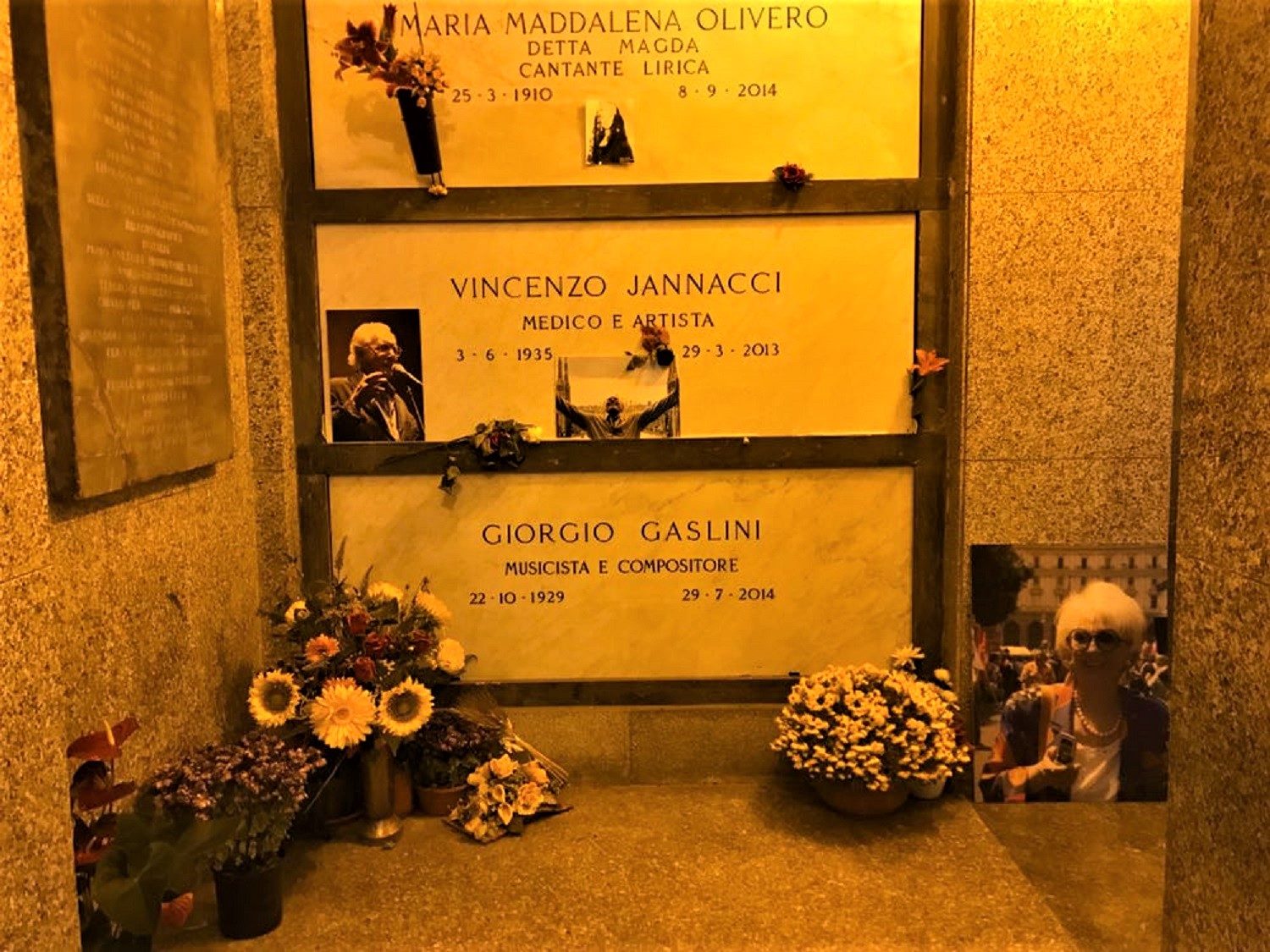 Enzo Jannacci's tomb (1).jpg